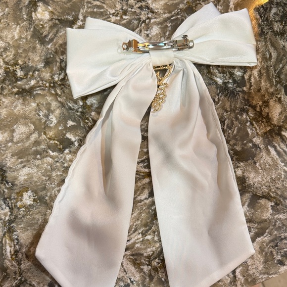 Elegant White “bride” Bow Hair Accessory - Picture 3 of 4